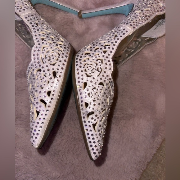 Betsey Johnson ELSA Silver Cutout pointed toe Heels 8 bride bridal wedding - Picture 9 of 15